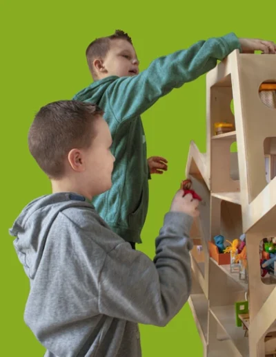 Mylo en Mason demonsteren dat je goed samen kunt spelen met deze Speelbomen van OPAAZ.