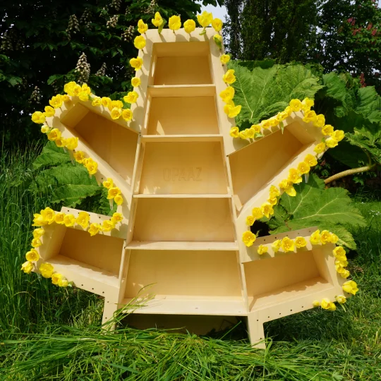bloemendecoratie-met-gele-tulpen-in-de speelkamer Bloemen decoratie van takken van de forsythia brengt lente in de speelplek.