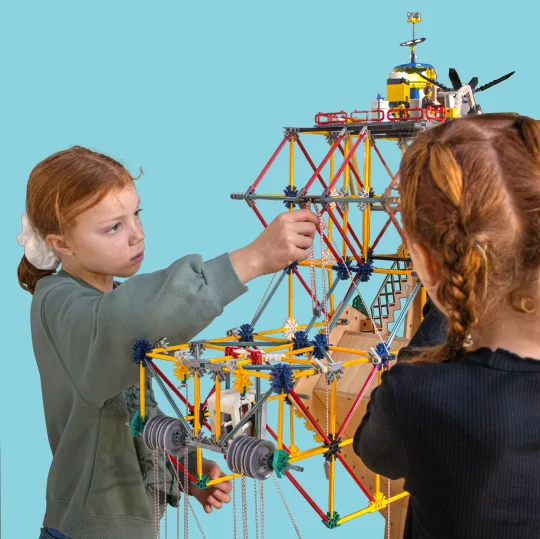 meisjes-bouwen-knex-megaconstructie-in-kinderkast Twee meisjes bouwen een megaconstructie in kinderkastje OgoPogo