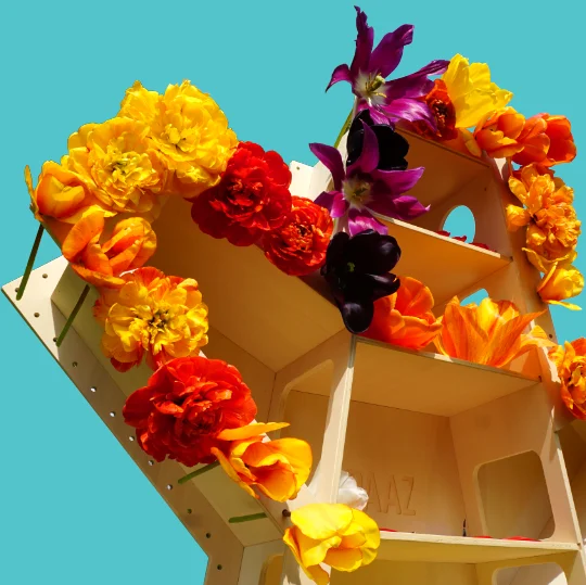 bloemen-decoratie-maken-met-tulpen-in-speelboom Uitbundig gekleurde lente-display van 6 variëteiten van tulpen in een speciaal daarvoor ontworpen kinderkastje.