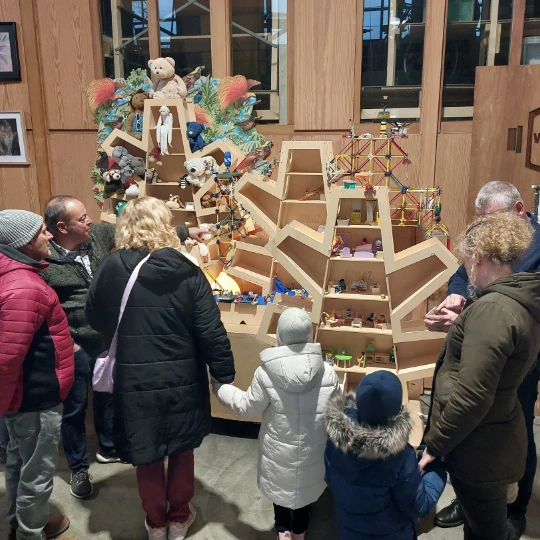 Makersmarkt2024 Bezoekers luisteren aandachtig naar het verhaal achter de Speelbomen van OPAAZ.