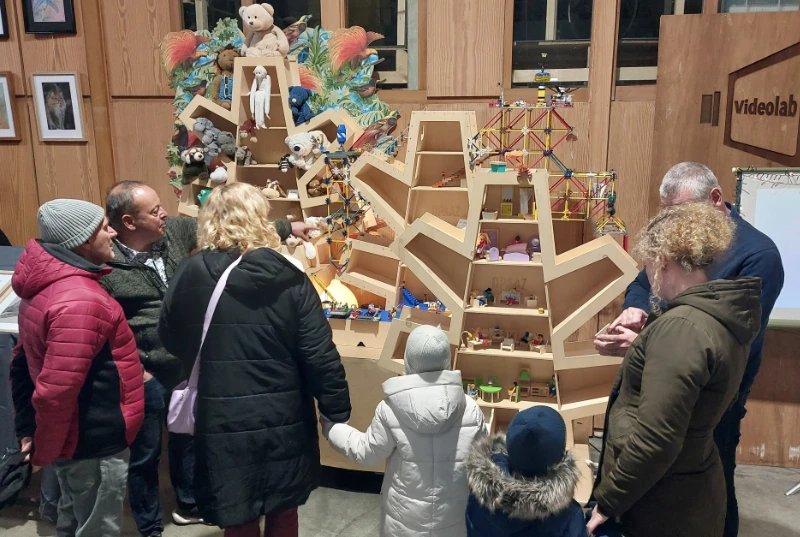 Makersmarkt2024_2 Bezoekers luisteren aandachtig naar het verhaal achter de Speelbomen van OPAAZ.